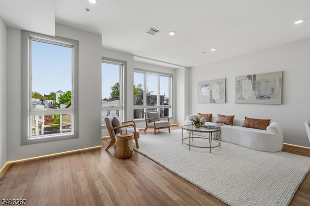 161 Woodlawn Ave 3, Jersey City, NJ 07305