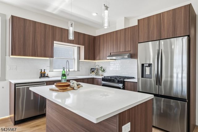 161 Woodlawn Ave 3, Jersey City, NJ 07305
