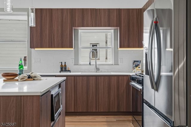 161 Woodlawn Ave 3, Jersey City, NJ 07305