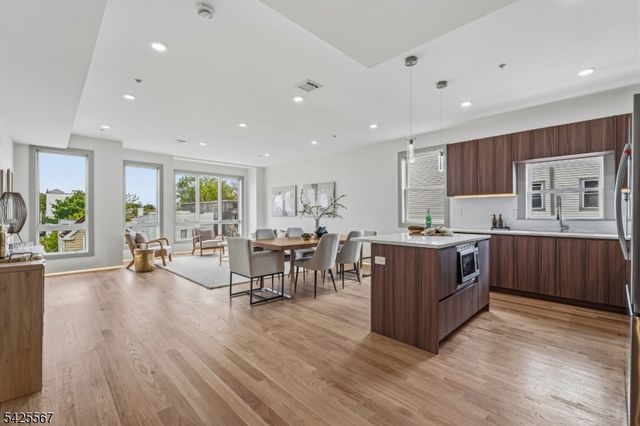 161 Woodlawn Ave 3, Jersey City, NJ 07305