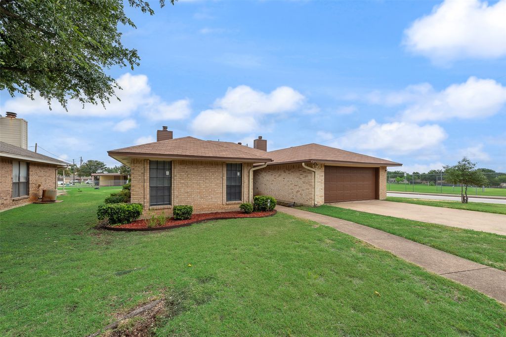 215 Silver Creek Drive, Duncanville, TX 75137