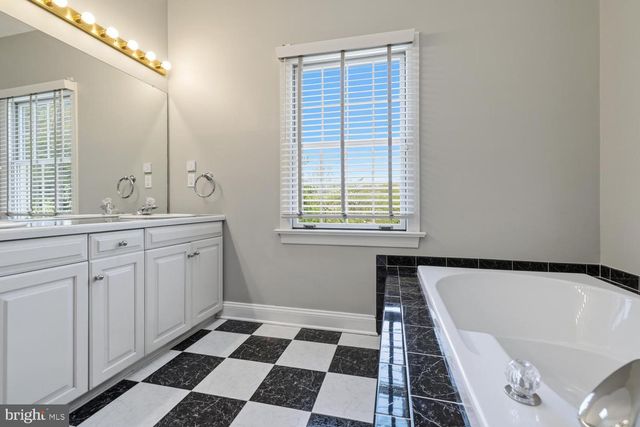 1 SAINT ANDREWS CT, New Hope, PA 18938