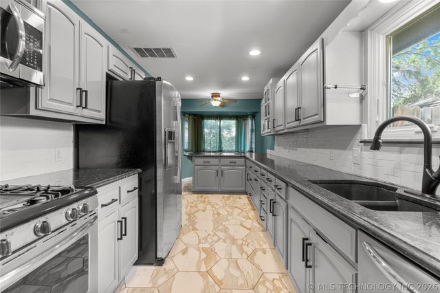 8205 S Birch Avenue, Broken Arrow, OK 74011