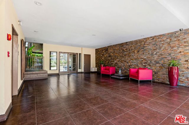 970 Palm Avenue 101, West Hollywood, CA 90069