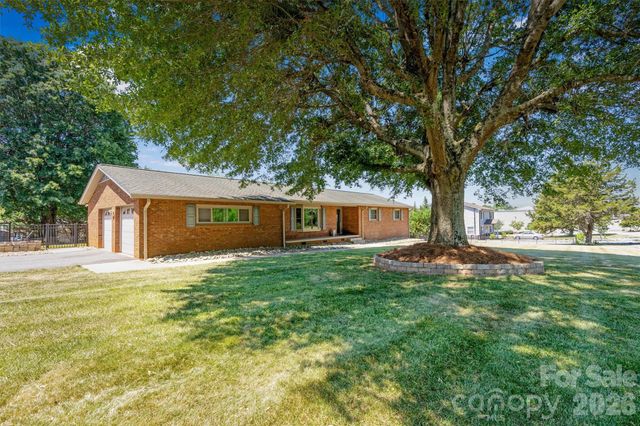 226 28th Avenue Place NE, Hickory, NC 28601