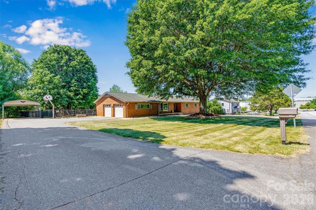 226 28th Avenue Place NE, Hickory, NC 28601