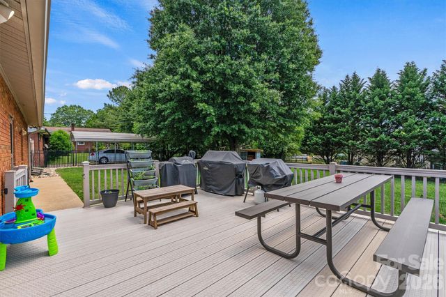 226 28th Avenue Place NE, Hickory, NC 28601
