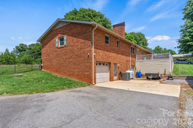 226 28th Avenue Place NE, Hickory, NC 28601