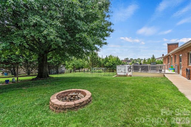 226 28th Avenue Place NE, Hickory, NC 28601