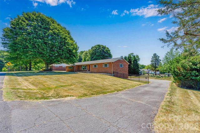 226 28th Avenue Place NE, Hickory, NC 28601