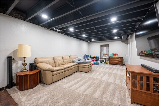 5415 Dostal SW, Cedar Rapids, IA 52404