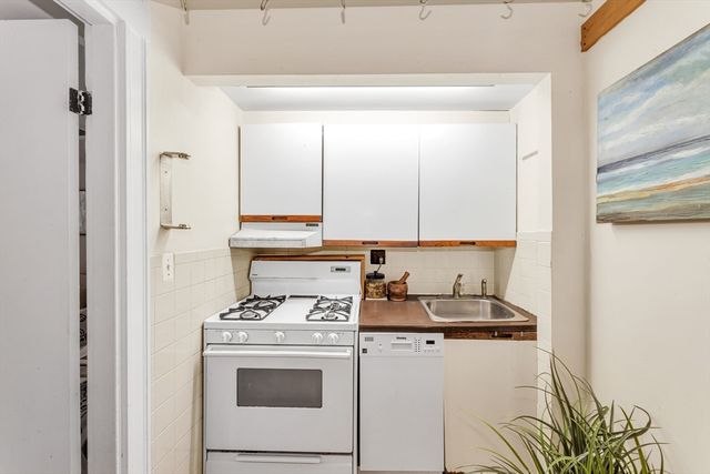 48 Robinwood Ave W2, Boston, MA 02130