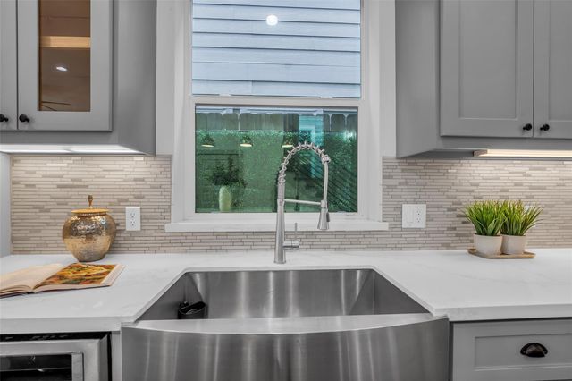 1207 E 28th Street, Houston, TX 77009