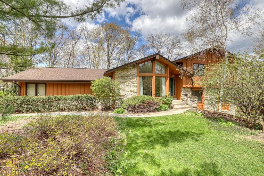 1545 Constitution DRIVE, Brookfield, WI 53045