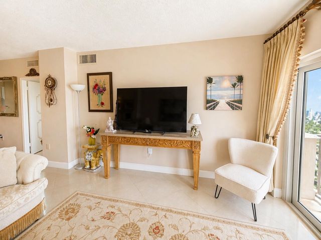 1985 S Ocean Drive Phc, Hallandale Beach, FL 33009