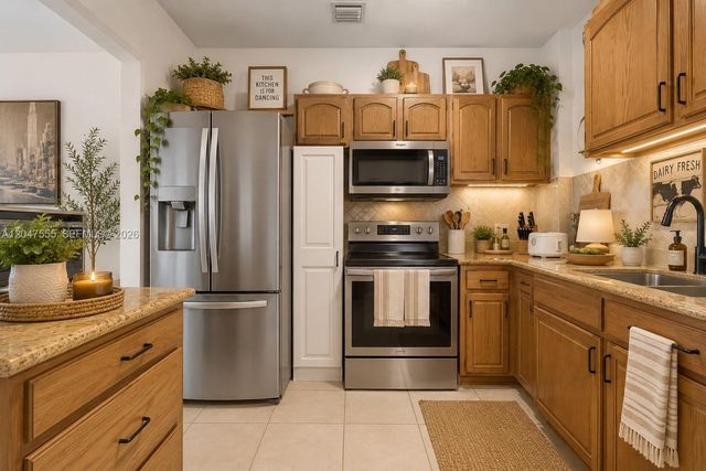 17820 NW 73rd Ave 103-1, Hialeah, FL 33015