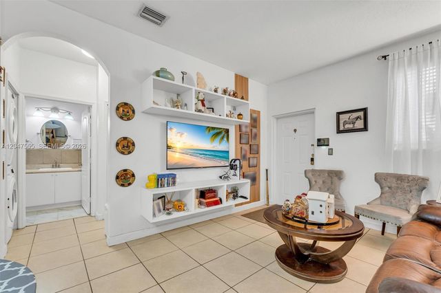 17820 NW 73rd Ave 103-1, Hialeah, FL 33015