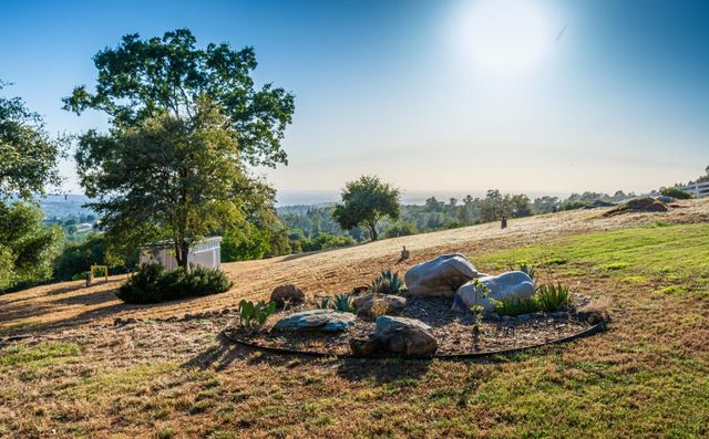 10381 Blue Light Ln, Auburn, CA 95603