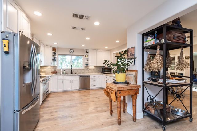 10381 Blue Light Ln, Auburn, CA 95603