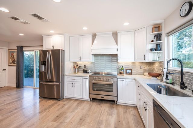 10381 Blue Light Ln, Auburn, CA 95603