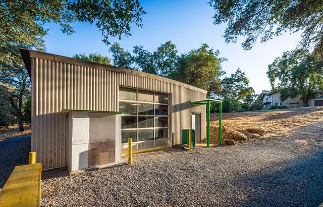 10381 Blue Light Ln, Auburn, CA 95603