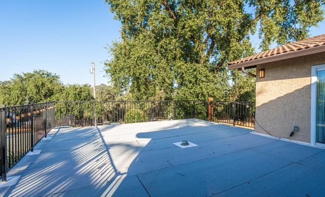 10381 Blue Light Ln, Auburn, CA 95603