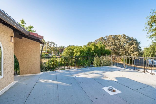 10381 Blue Light Ln, Auburn, CA 95603