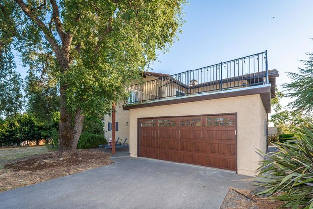 10381 Blue Light Ln, Auburn, CA 95603