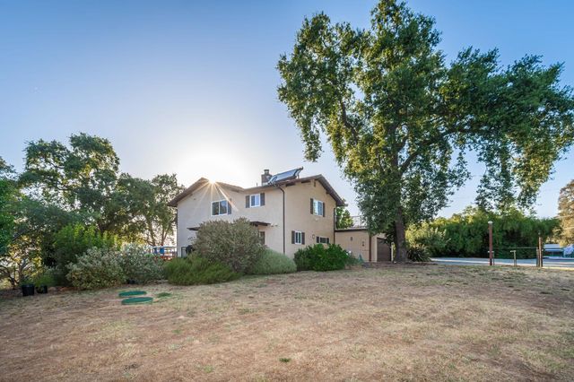 10381 Blue Light Ln, Auburn, CA 95603