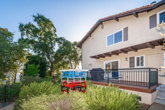10381 Blue Light Ln, Auburn, CA 95603
