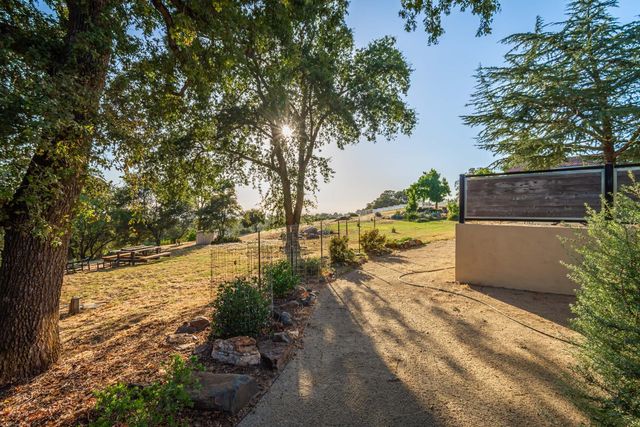 10381 Blue Light Ln, Auburn, CA 95603