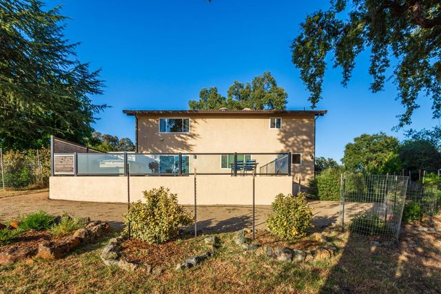 10381 Blue Light Ln, Auburn, CA 95603