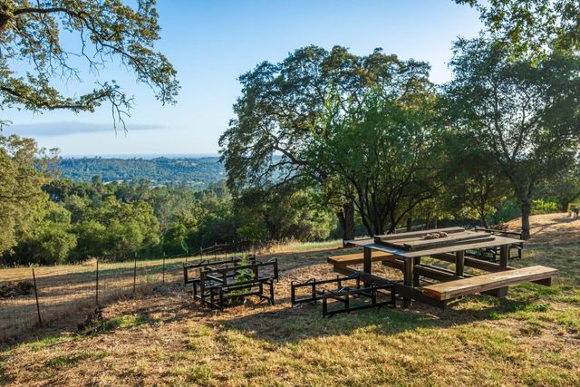 10381 Blue Light Ln, Auburn, CA 95603