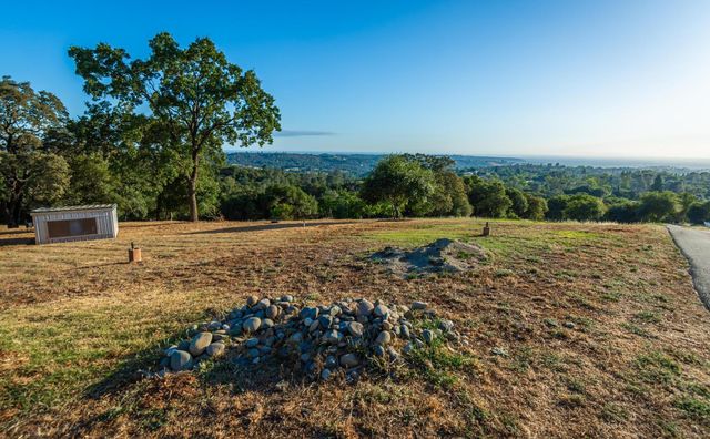 10381 Blue Light Ln, Auburn, CA 95603