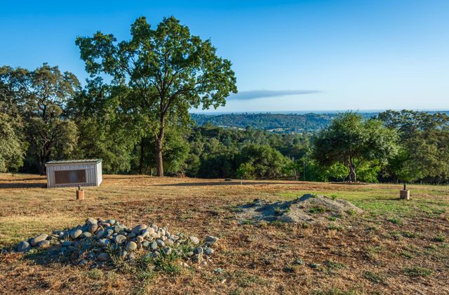 10381 Blue Light Ln, Auburn, CA 95603
