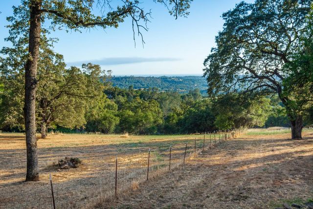 10381 Blue Light Ln, Auburn, CA 95603