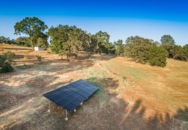 10381 Blue Light Ln, Auburn, CA 95603