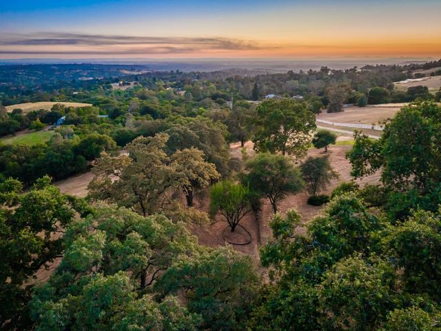 10381 Blue Light Ln, Auburn, CA 95603