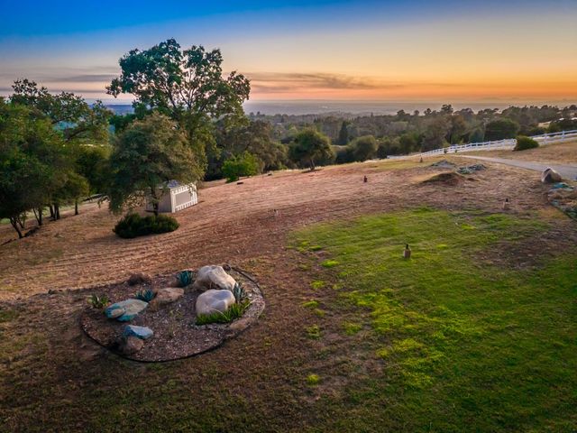 10381 Blue Light Ln, Auburn, CA 95603