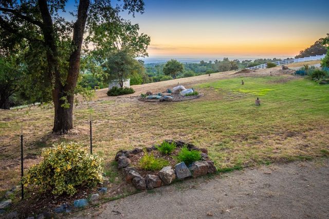 10381 Blue Light Ln, Auburn, CA 95603