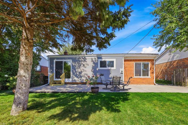 22520 Raymond Street, St Clair Shores, MI 48082