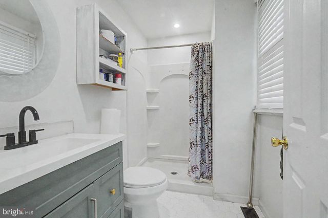 15 WINFIELD RD, Sicklerville, NJ 08081