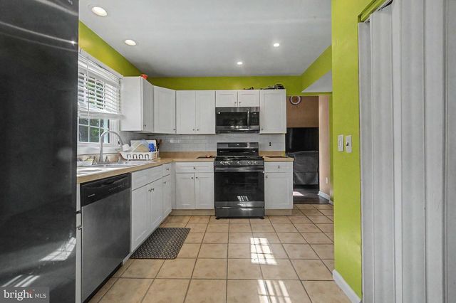 15 WINFIELD RD, Sicklerville, NJ 08081