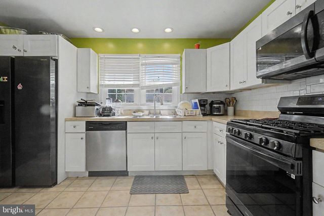 15 WINFIELD RD, Sicklerville, NJ 08081