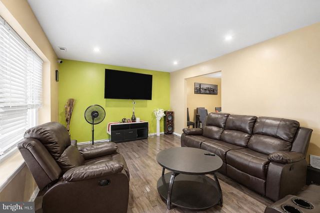 15 WINFIELD RD, Sicklerville, NJ 08081