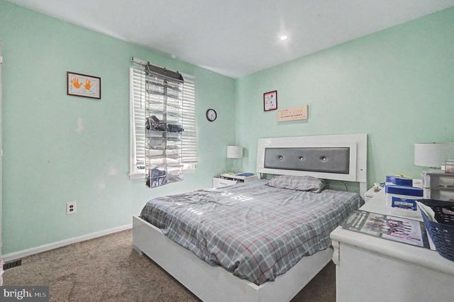 15 WINFIELD RD, Sicklerville, NJ 08081