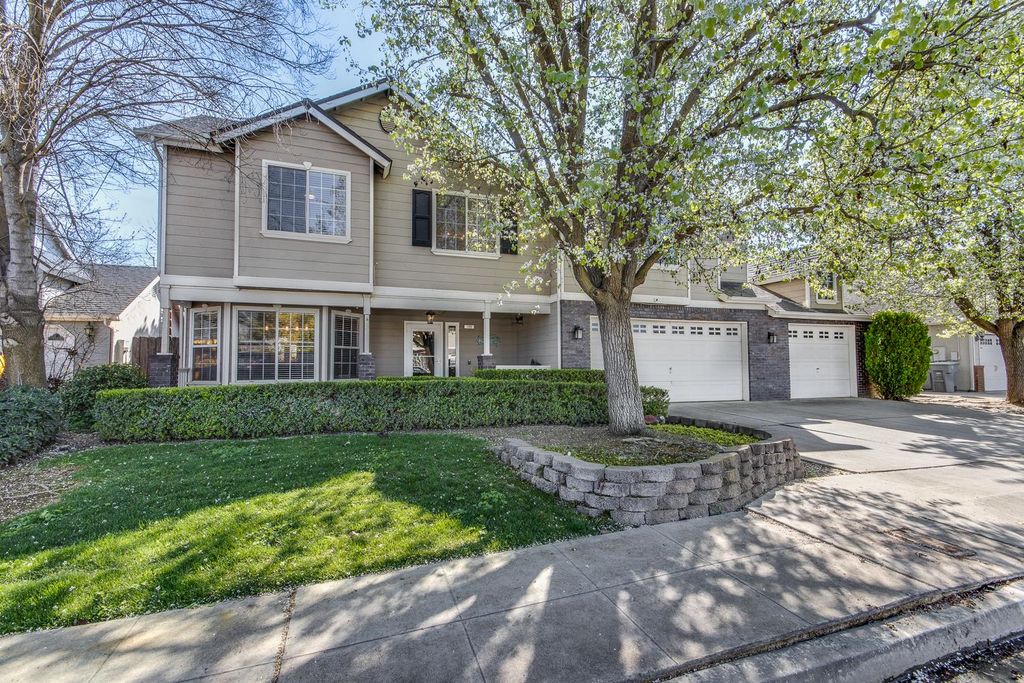 166 Bedford Avenue, Clovis, CA 93611