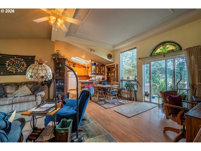 498 KLAMATH Ave Se, Bandon, OR 97411