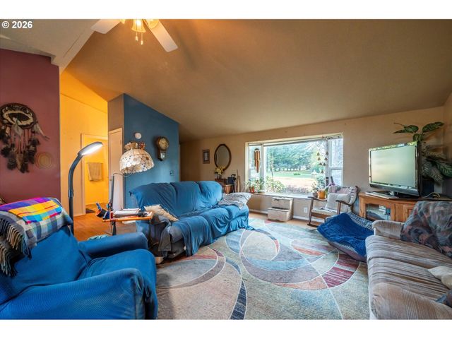 498 KLAMATH Ave Se, Bandon, OR 97411