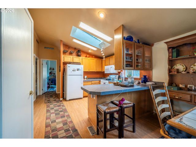 498 KLAMATH Ave Se, Bandon, OR 97411